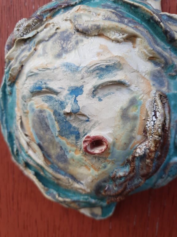 Fredfyldt og muntert syngende hoved til væggen  billede 2