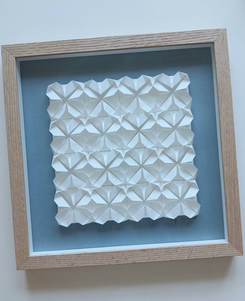 30x30cm foldet værk, mørk dueblå, indrammet  (2)