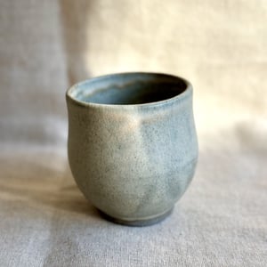 Katja kop, stengrå – produktbillede