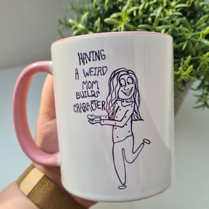 Krus: Having a weird mom builds character Rosa – produktbillede