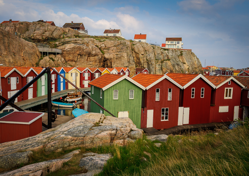 Farverige træhuse i den Svenske skærgård