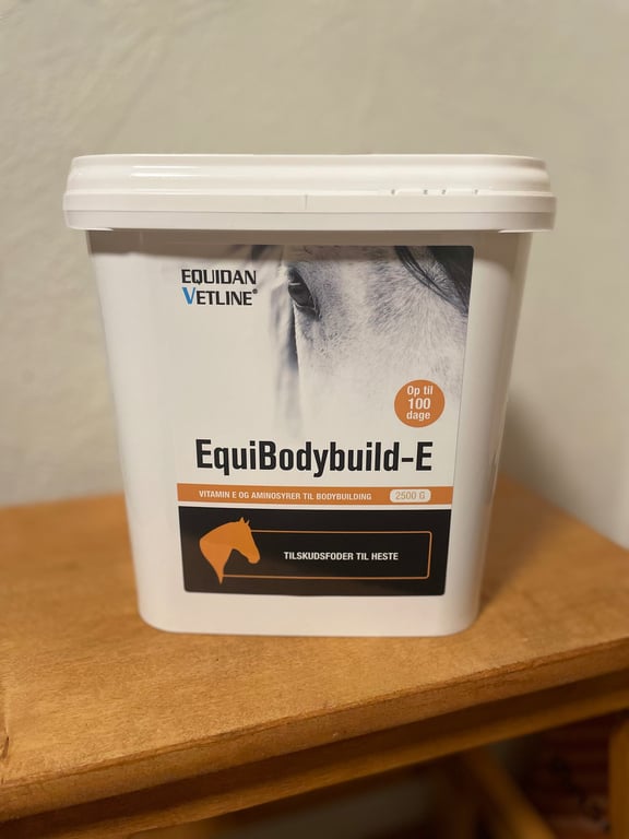 Beholder med tilskudsfoder til heste, EquiBodybuild-E fra Equidan Vetline, med vitamin E og aminosyrer til bodybuilding, 2500 gram.