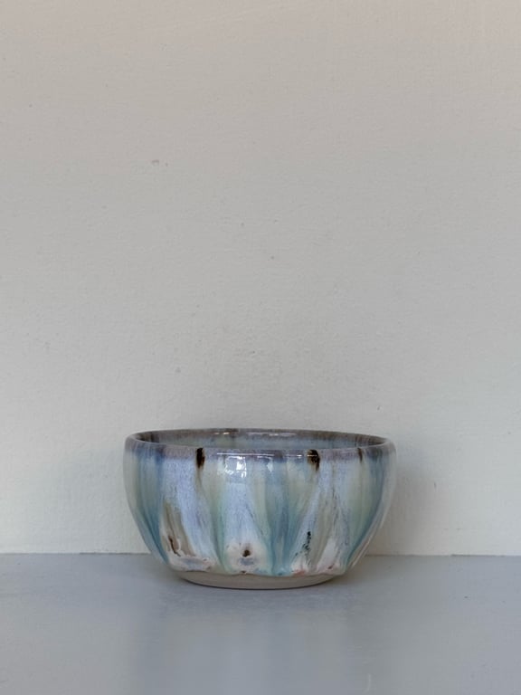 Lille keramisk skål med glaseret finish i blå, grønne og brune nuancer.