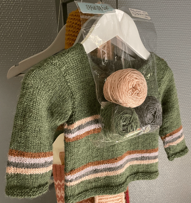 Kit: Babyjumper i alpakka garn - str. 3 og 6 mdr. vælg mellem 15 farver (3)