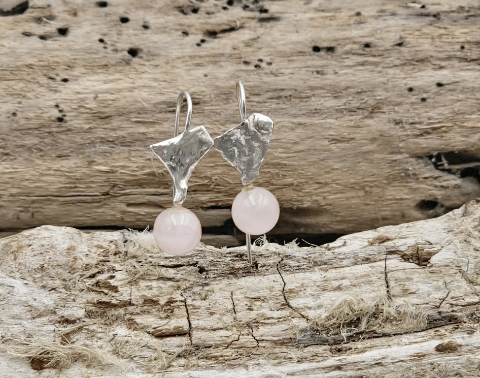 Unika ørekroge med rosakvarts.