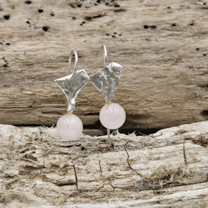 Unika ørekroge med rosakvarts. – produktbillede