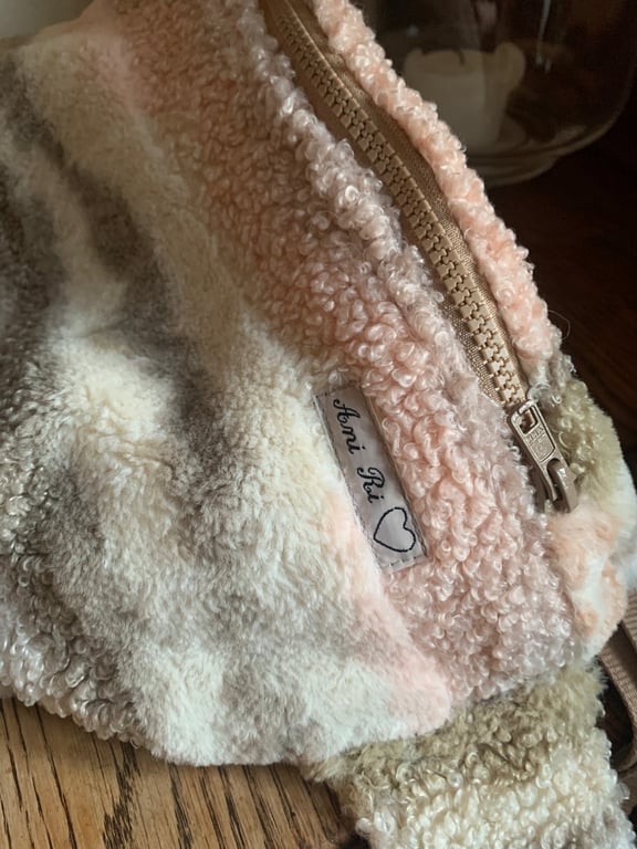 Bæltetaske i beige/rosa plys billede 4