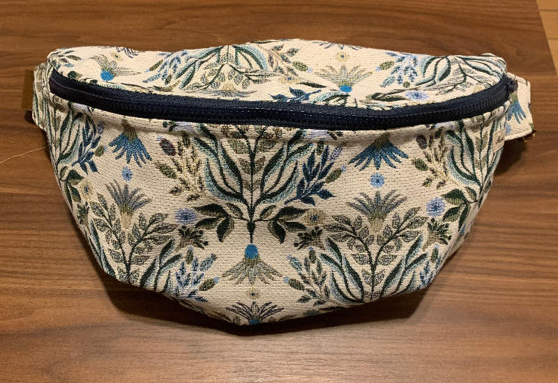 Bum bag med blå blomster