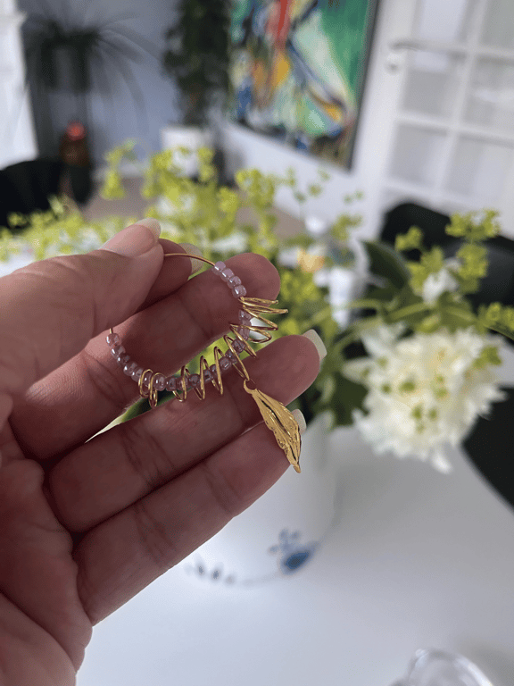 Creole med lilla perler og snoede kobber tråd billede 2