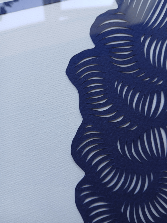 A4 papercut, Marineblå, naturhvid, Indrammet (3)