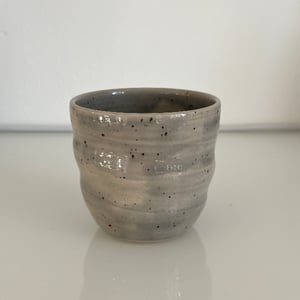 Spiralkrus grå med nister – produktbillede