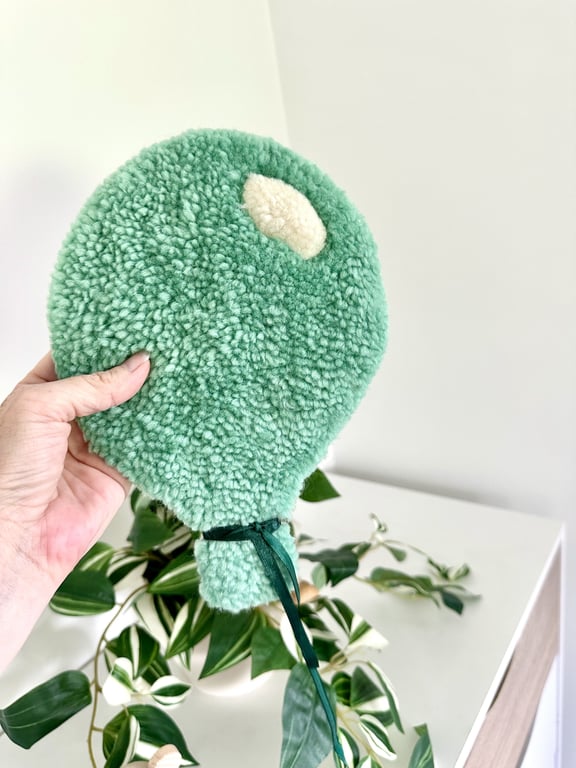 Tuftet farverig ballon (lille)- Håndlavet vægkunst i 100% uld.