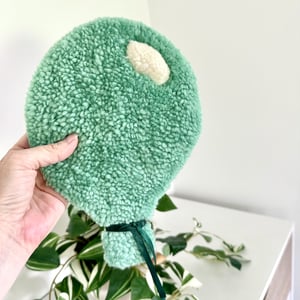 Tuftet farverig ballon (lille)- Håndlavet vægkunst i 100% uld. – produktbillede