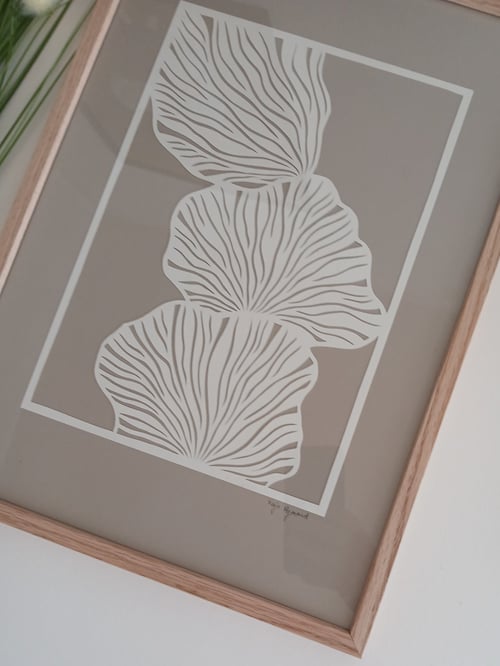A3 papercut, beigegrå, indrammet (2)