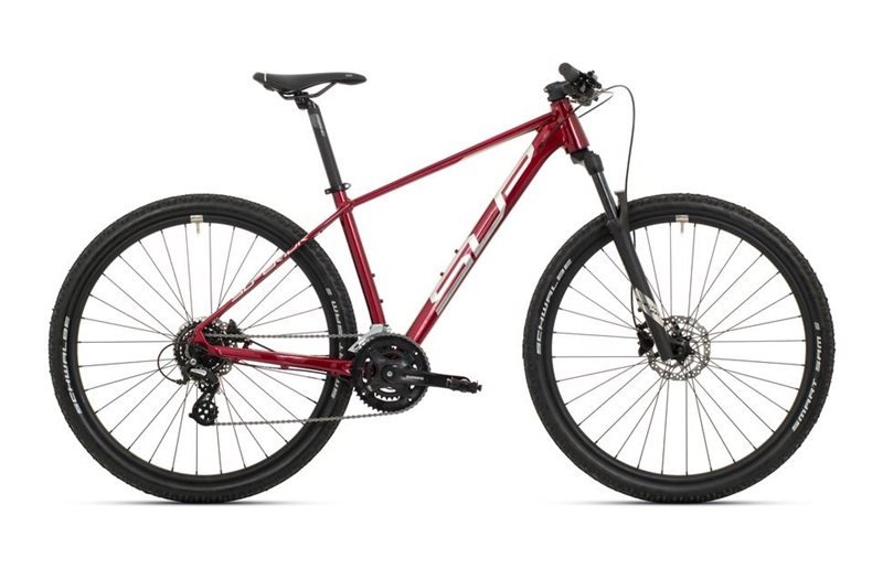 Billede af en rød og sort mountainbike med affjedring foran og skivebremser på både for- og baghjul, opsat mod hvid baggrund.