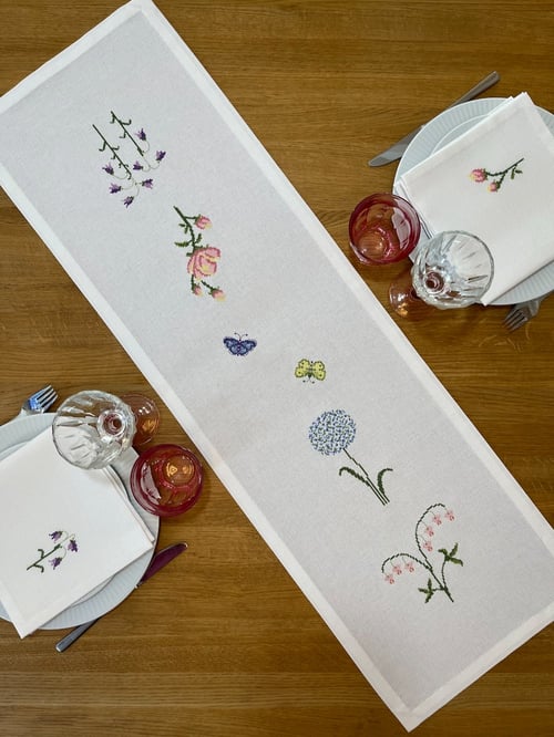 Spring time 2043-2 løber ca. 30 x 100 cm.