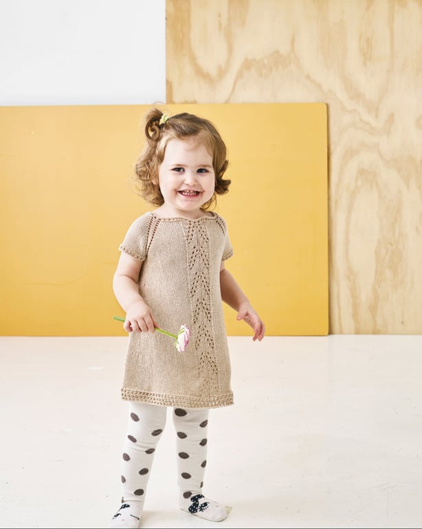 Opskrift: Babykjole med hulmønster str. 0-2 år billede 2