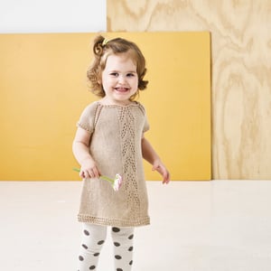 Opskrift: Babykjole med hulmønster str. 0-2 år – produktbillede