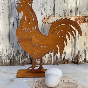 Hane - Stående i rust. – produktbillede