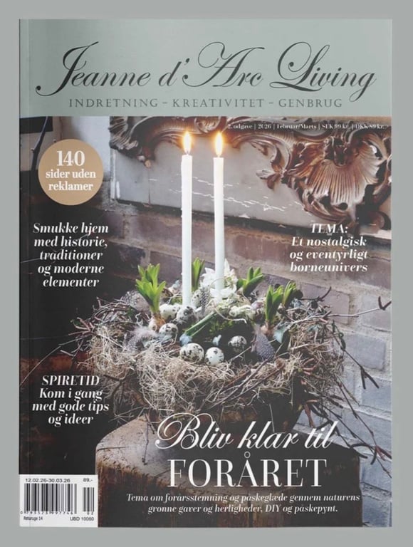 Cover af Jeanne d'Arc Living magasin med fokus på forår og påskedekorationer, herunder to levende hvide lys i en naturinspireret dekoration med æg og forårsblade.