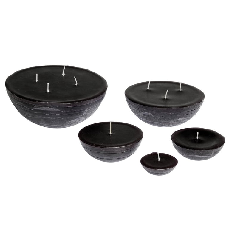 Fem sorte, runde skålformede stearinlys i forskellige størrelser på hvid baggrund.