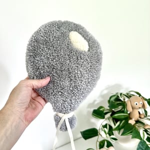 Tuftet farverig ballon (lille)- Håndlavet vægkunst i 100% uld. – produktbillede