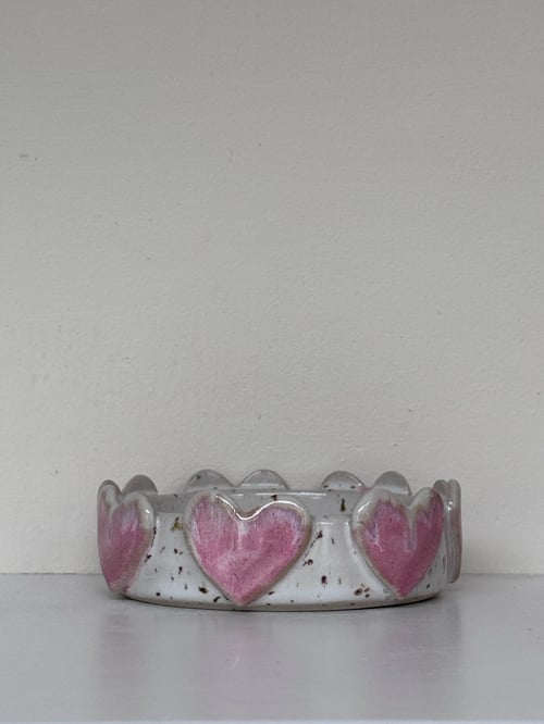 Keramisk skål med rosa hjerter på en hvid, plettet baggrund. (1)
