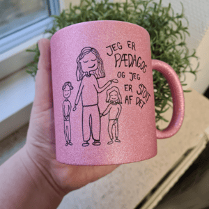 Krus: Jeg er pædagog og jeg er stolt af det (Store børn) Pink Glimmer – produktbillede