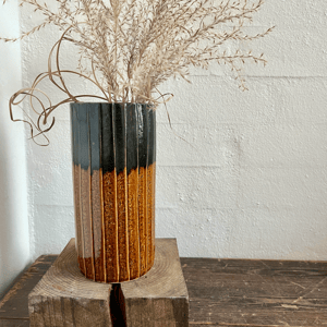 Vase, brændt karry/sort, 19 cm – produktbillede