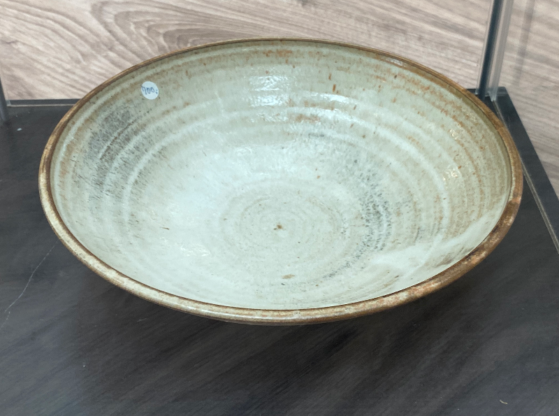 Serverings skål h 7 B 28 cm i  beige glasur på mørk stentøjsler. Brændt reducerende med træ 