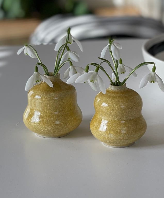 Lille buet vase, hørgul