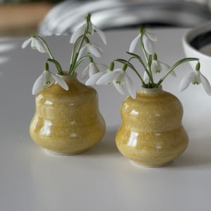 Lille buet vase, hørgul – produktbillede