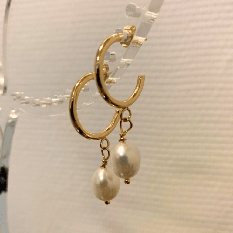 Hvide ferskvandsperle øreringe (medium) billede 2