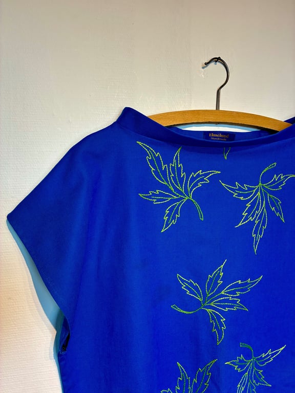Trine-bluse med håndbroderede blade billede 2