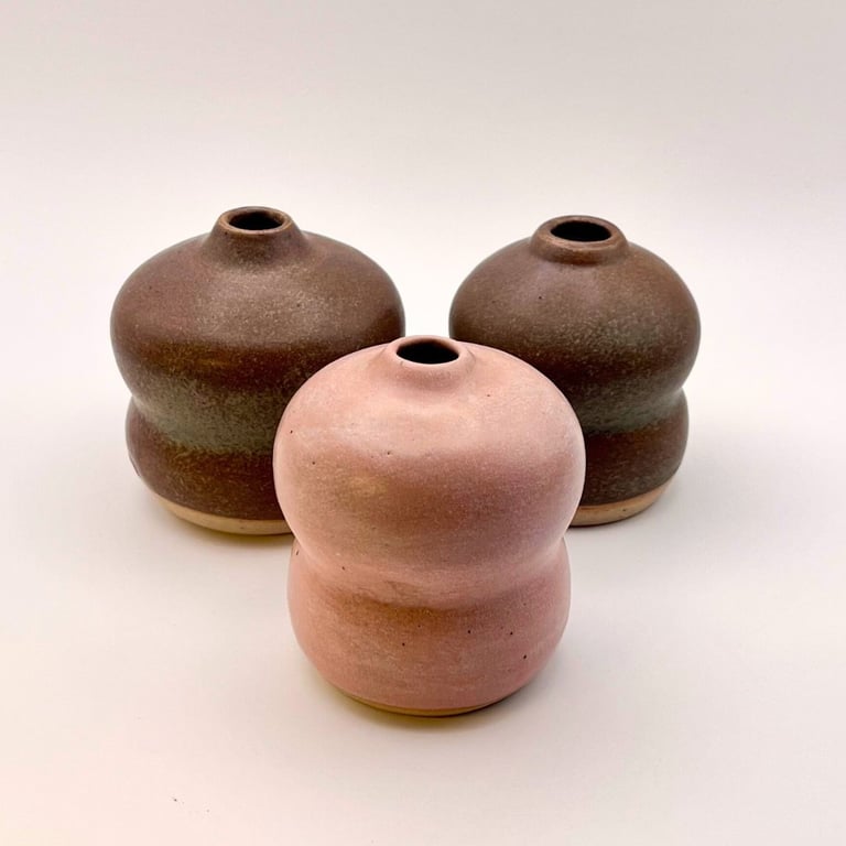 Hånddrejet mini-vase i stentøj  billede 5