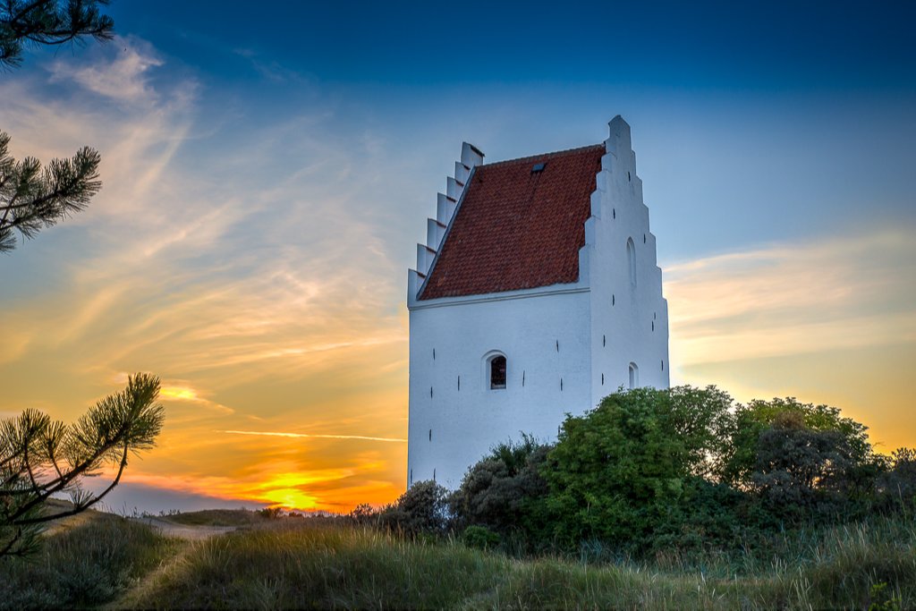 FLOT HIMMEL OVER DEN TILSANDEDE KIRKE I SKAGEN EN SMUK SOMMERAFTEN