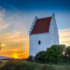 FLOT HIMMEL OVER DEN TILSANDEDE KIRKE I SKAGEN EN SMUK SOMMERAFTEN – produktbillede