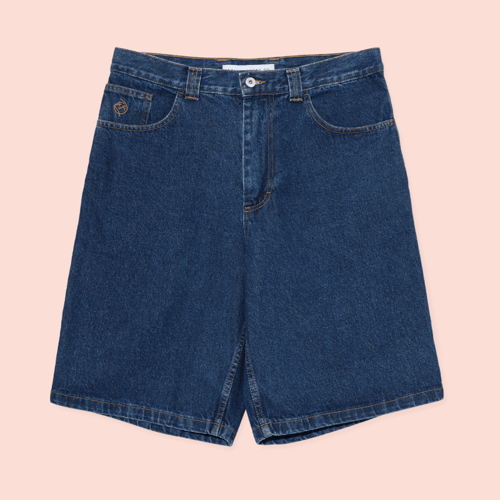 Mørkeblå jeansshorts med knap- og lynlåslukning, bæltestropper og forlommer, lagt fladt på lys baggrund. (1)