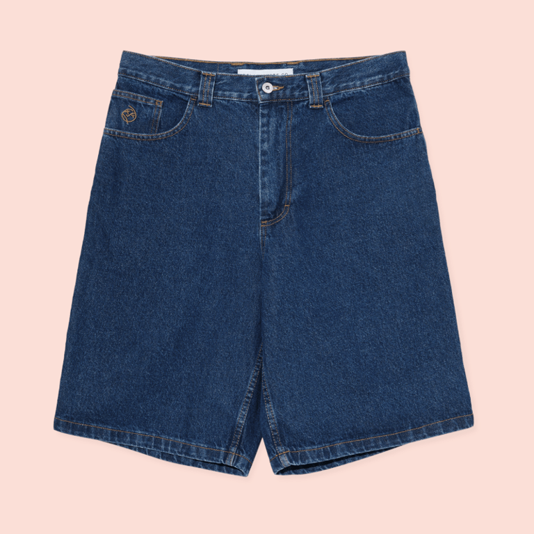 Mørkeblå jeansshorts med knap- og lynlåslukning, bæltestropper og forlommer, lagt fladt på lys baggrund.