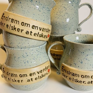 Krus med tekst - En drøm om en verden, der elsker at elskes. – produktbillede