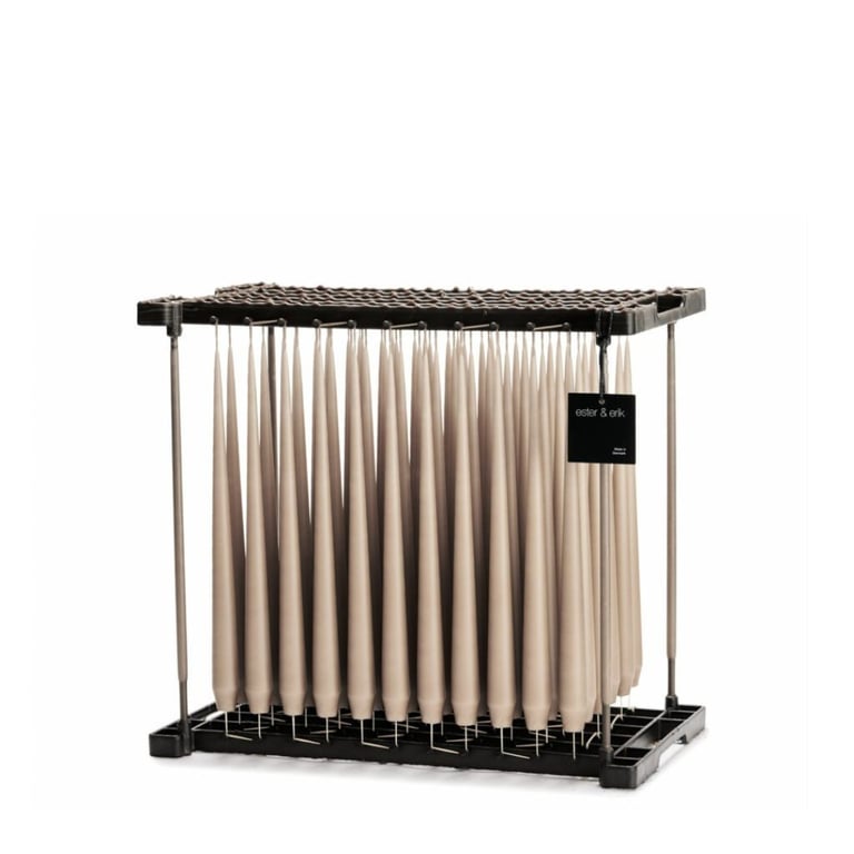 Sort stativ med lysebeige kertecylindre hængende i rækker.