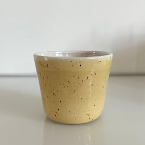 Krus/skål uden hank, gul med nister – produktbillede