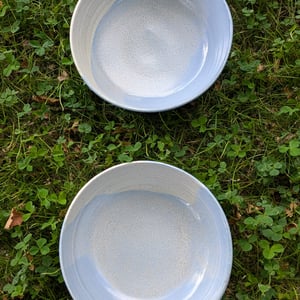 Skål/dyb tallerken lyseblå/beige Ø18cm – produktbillede