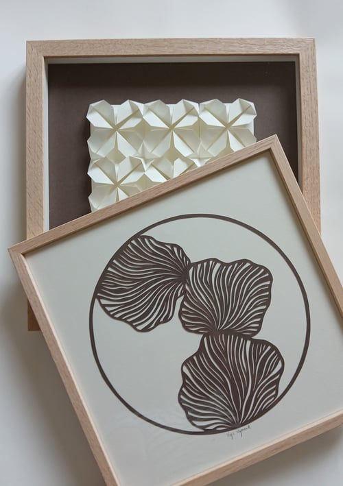 30x30cm papercut, støvet brun, indrammet