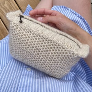 Kit: Honey Clutch (PetiteKnit opskrift og garn) – produktbillede