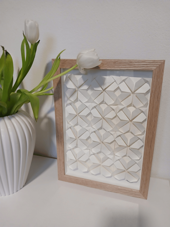 A4 foldet papirværk. naturhvid, indrammet billede 5