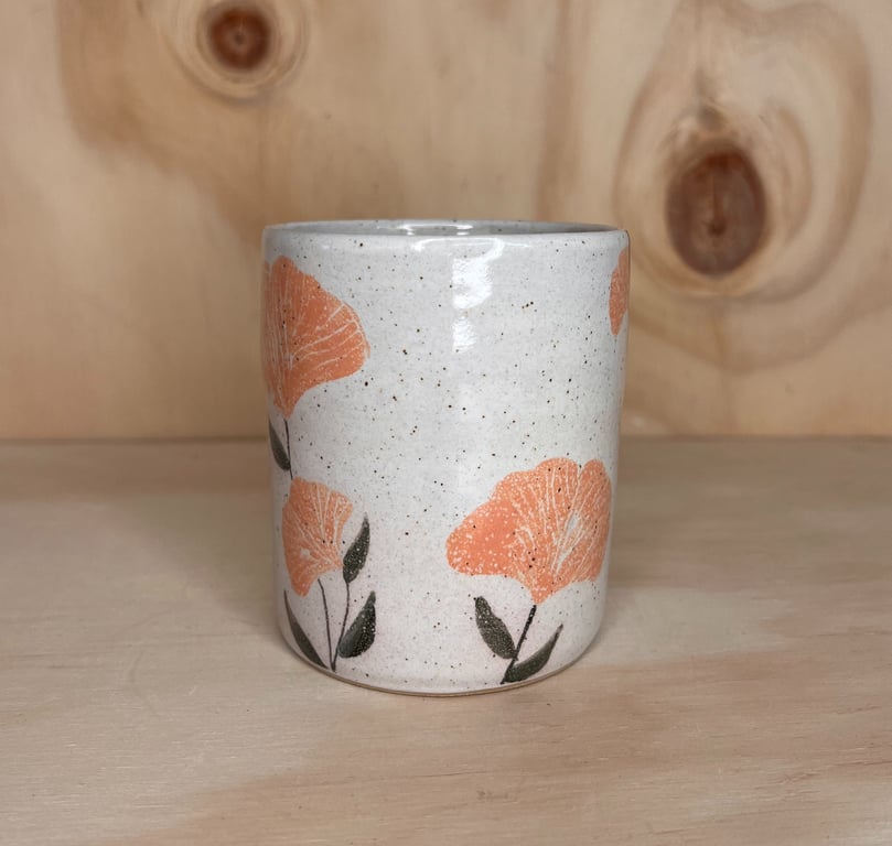 Vase med orange blomster 