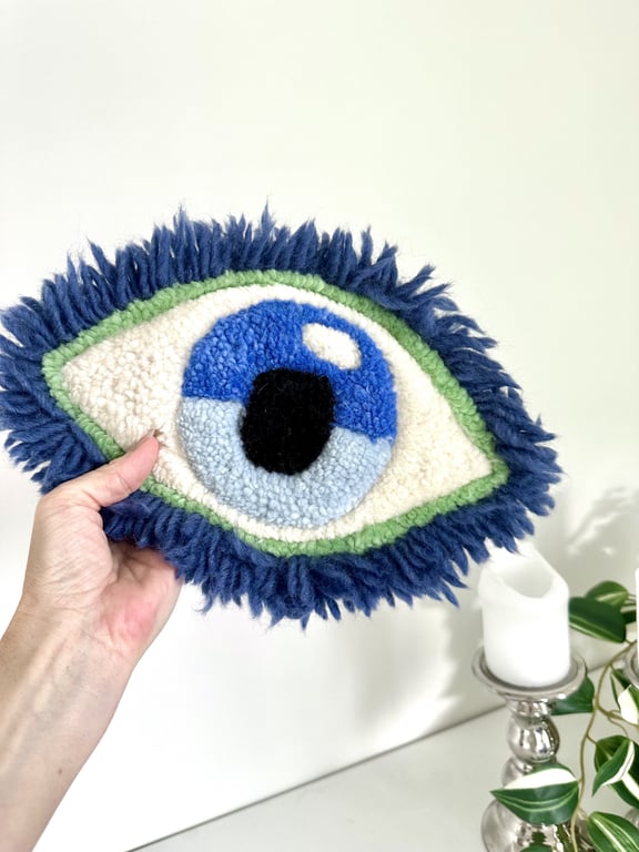 Tuftet øje som vægophæng – håndlavet i 100% uld 