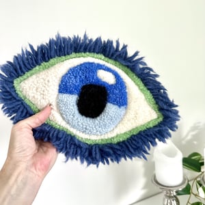 Tuftet øje som vægophæng – håndlavet i 100% uld  – produktbillede