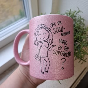 Krus: Jeg er SOSU-assistent, hvad er din superkraft? Pink glimmer – produktbillede